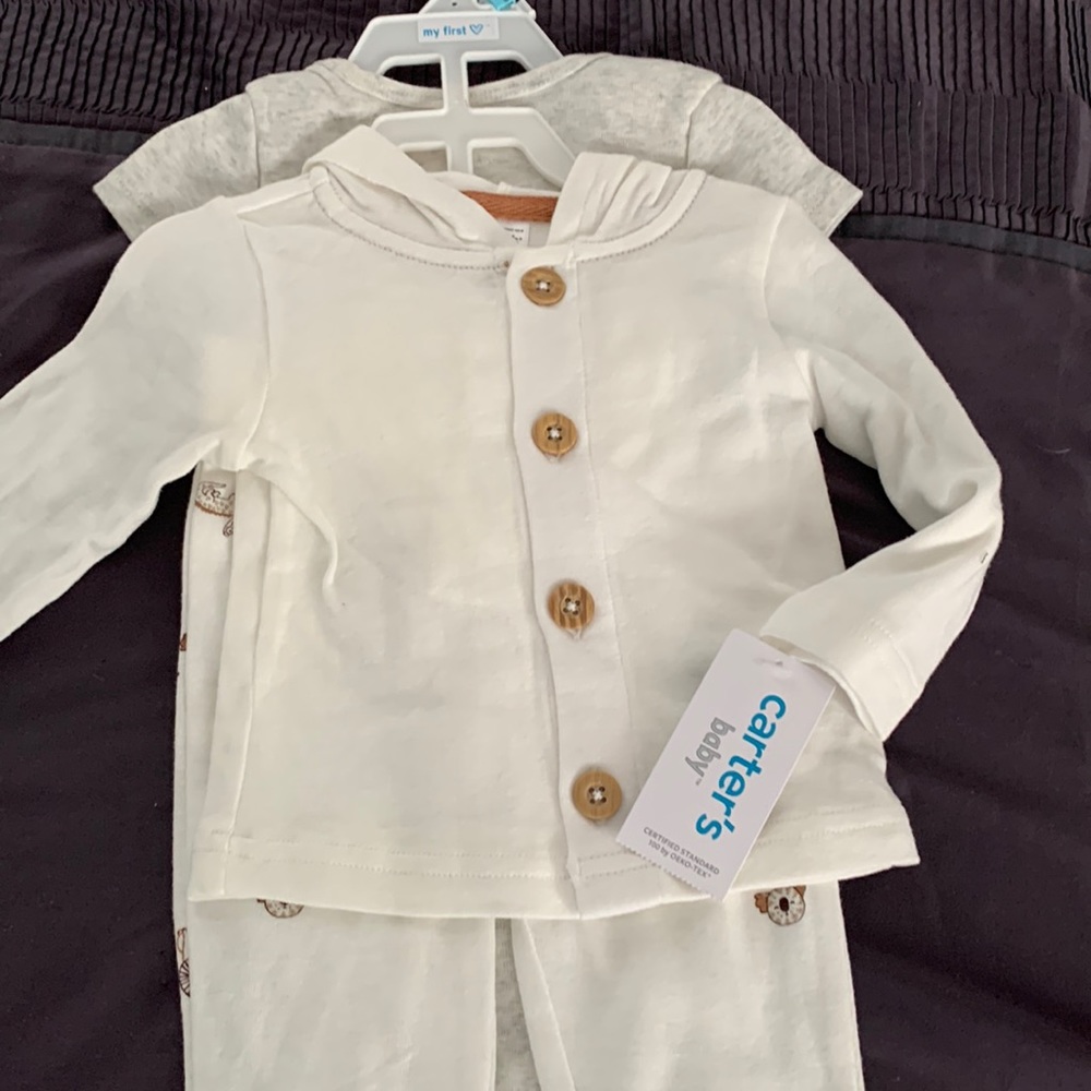 Carter’s 6 months 3 piece set. Grey and white
